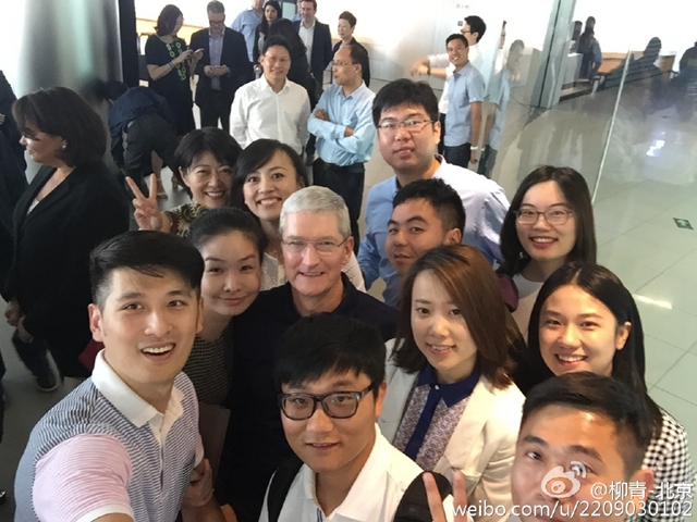 库克4年第8次到访中国现身王府井 这次是为了干这4件事