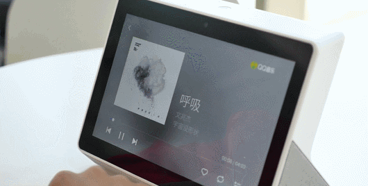 腾讯叮当智能屏发布!超远语音识别,智能音箱上的视听盛宴!