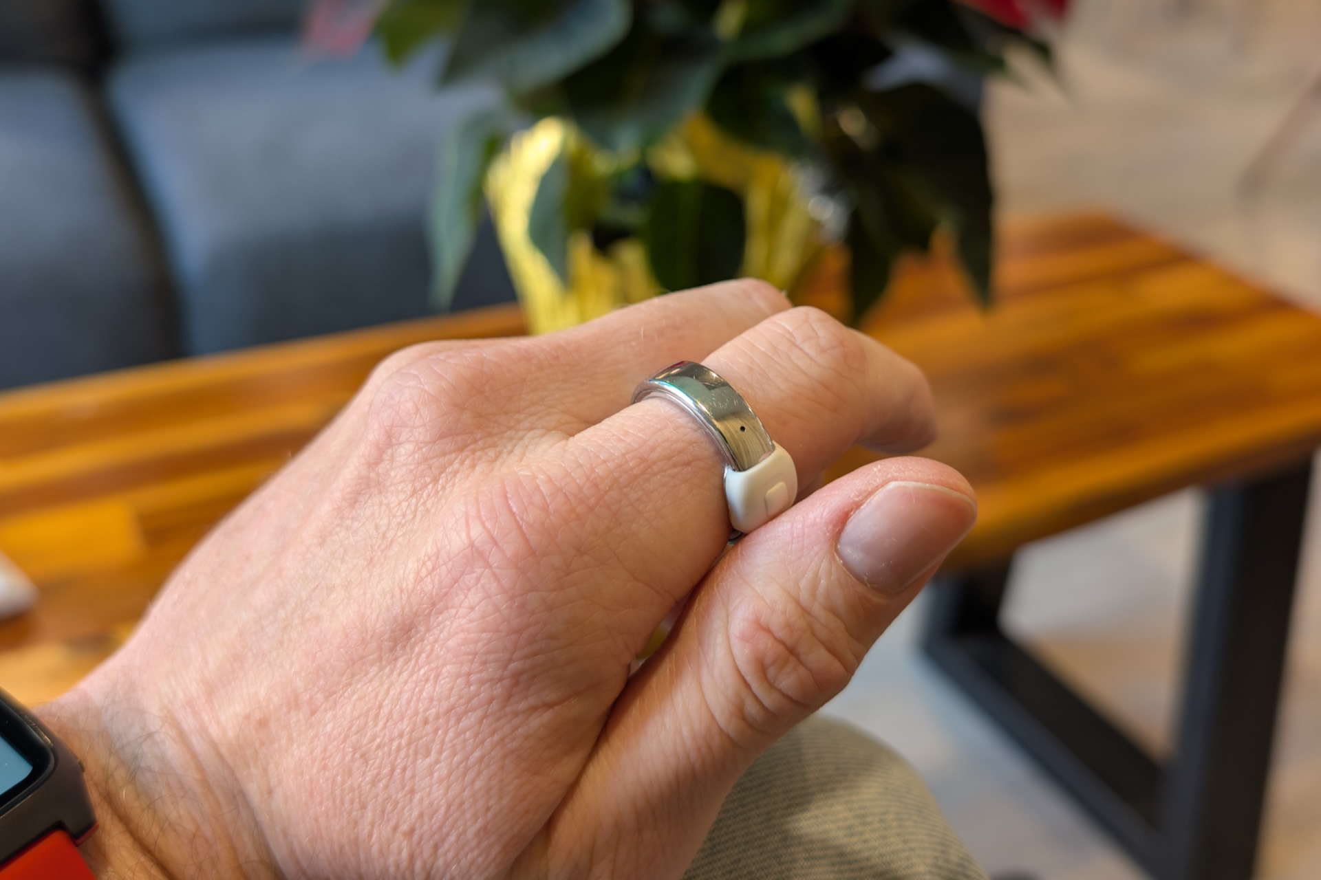 元老级智能手表玩家跨界！发了个530元的一次性智能戒指，不卷健康监测