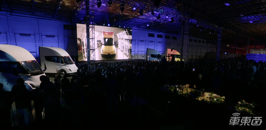 特斯拉电动卡车正式交付！拉37吨货跑800公里，百事可乐第一个提车