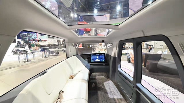 今年就要商用 驭势科技造了辆能自动驾驶的移动电影院