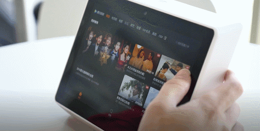 腾讯叮当智能屏发布!超远语音识别,智能音箱上的视听盛宴!