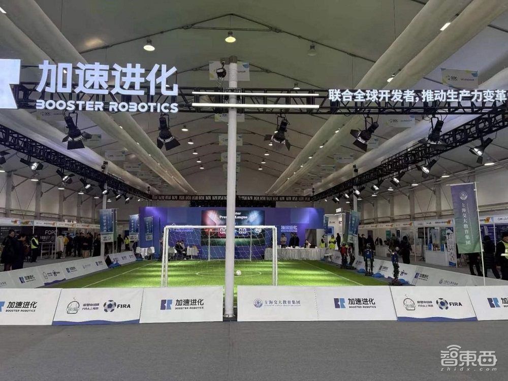 全球開(kāi)發(fā)者先鋒大會(huì)上海開(kāi)幕！特斯拉宇樹抱抱臉魔搭都來(lái)了，超10款機(jī)器人同場(chǎng)斗法