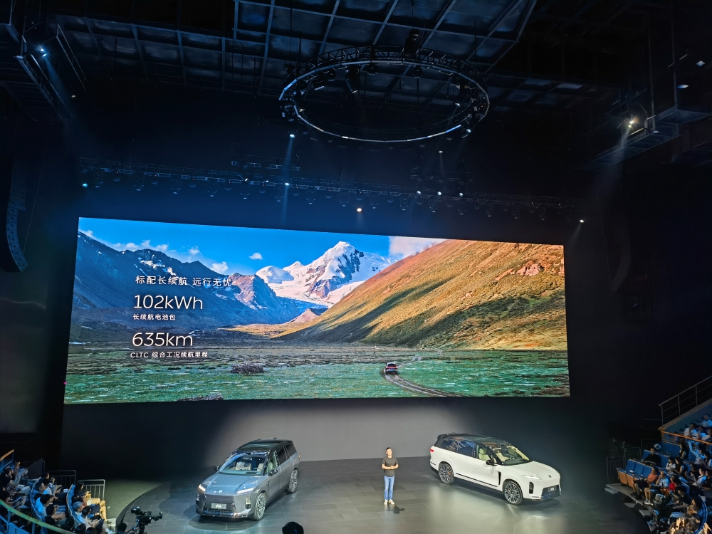 李斌豁出去了!全新ES8预售比老款便宜12万,蔚来美股大涨超10%