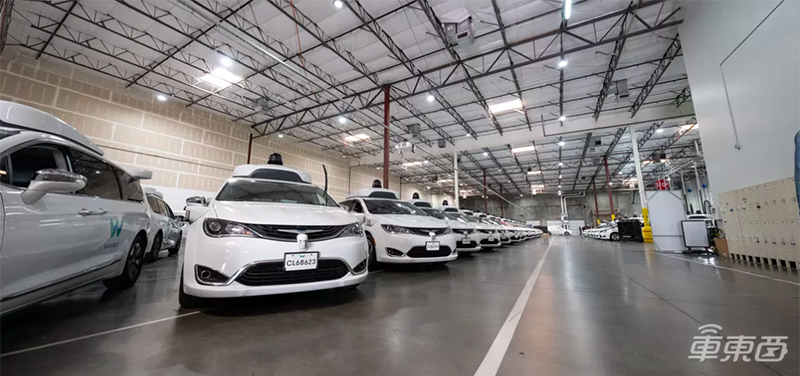 美国试乘谷歌无人出租：前排没司机，还会躲鸽子