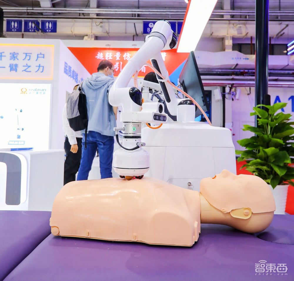 邓丽君现场“复活”！130只机器狗群舞，世界机器人大会7大亮点揭秘