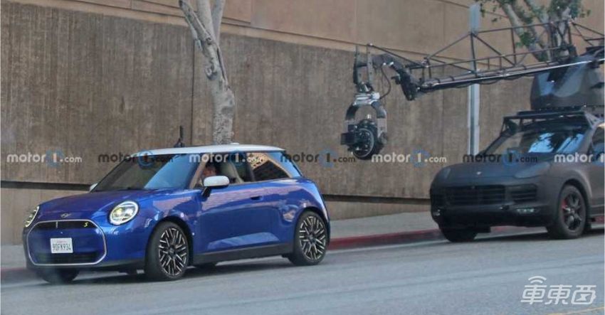 宝马MINI Cooper EV内饰曝光！取消传统仪表盘，延续圆形中控设计