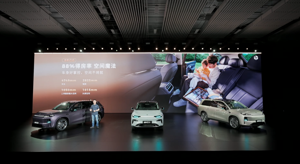 零跑发狠了！三款车17个版型一起上，打满12到17万市场