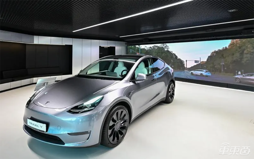 特斯拉新款Model Y来了!伪装车雨中狂奔,现款降价甩库存