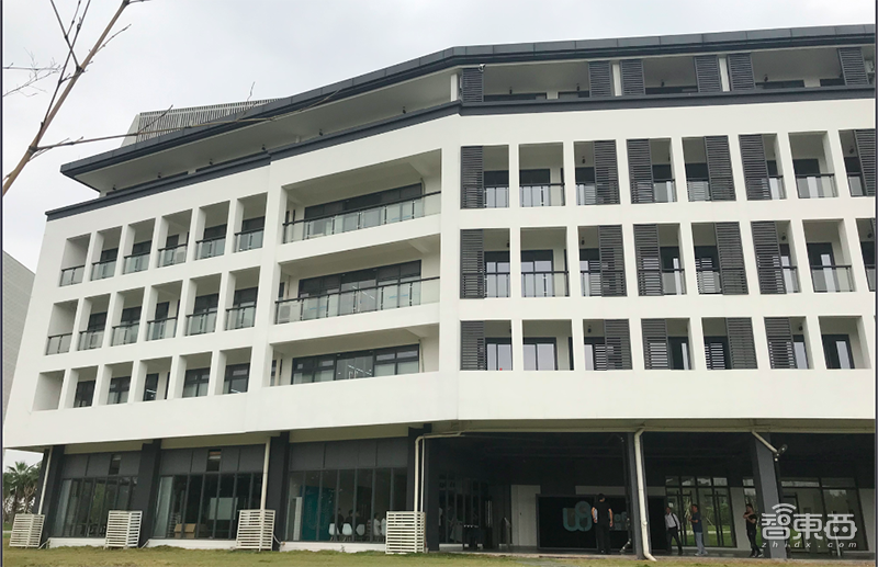 实测国内首台自动驾驶出租车！打个电话就能坐