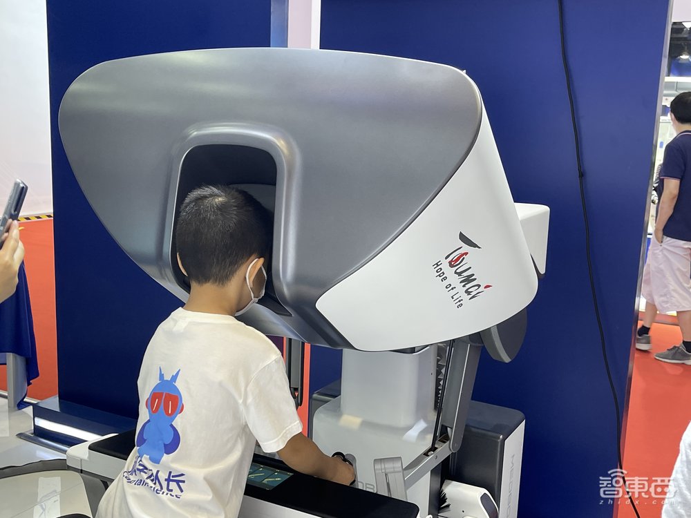 邓丽君现场“复活”！130只机器狗群舞，世界机器人大会7大亮点揭秘