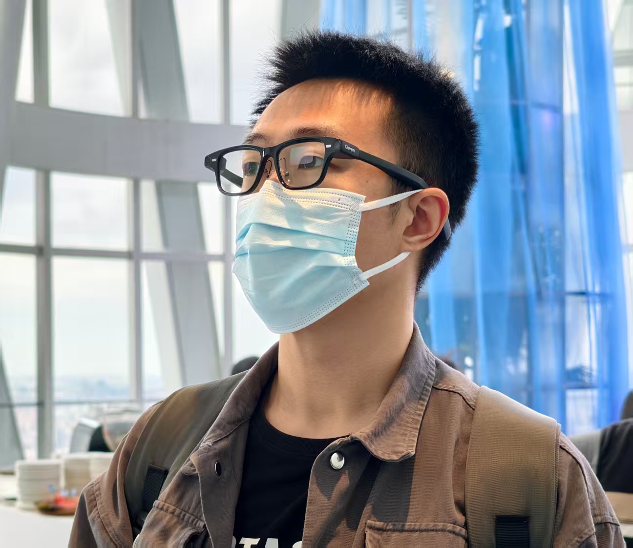 千问AI眼镜首次重大升级:看一眼扫单车,学会主动服务,首次实现3D空间显示