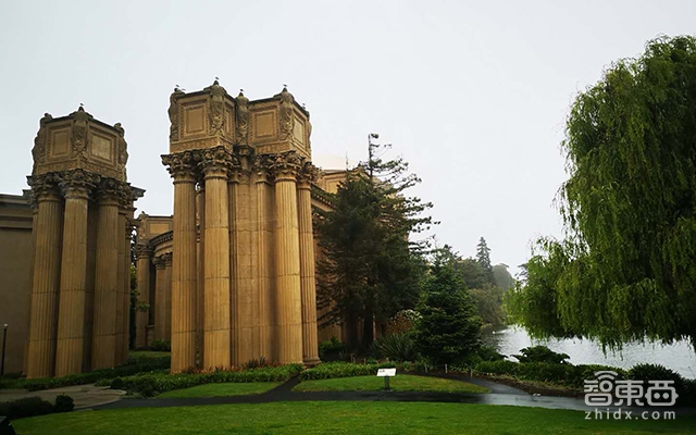 英特尔AI大会现场:秀AI作曲神技!推新版AI芯片