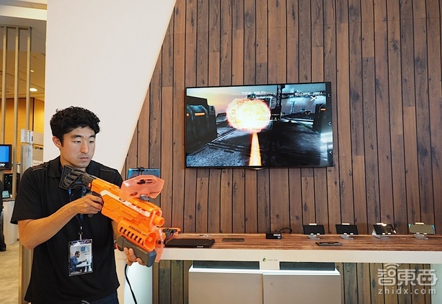 英特尔Google手拉手  Tango phone配鱼眼镜头