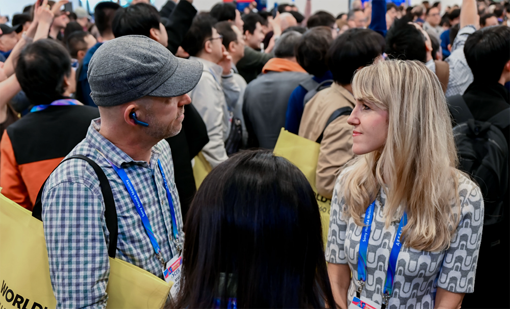 時空壺AI同傳耳機(jī)CES秀到老外，嘈雜環(huán)境中清晰實(shí)時翻譯，延遲低至2秒級