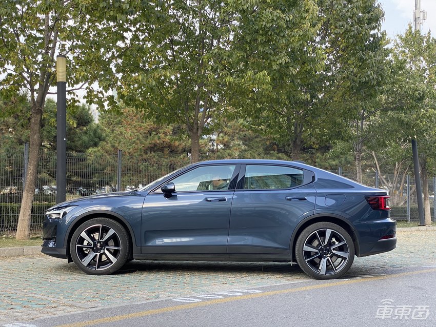 试驾极星Polestar 2：是电动轿跑也是艺术品 