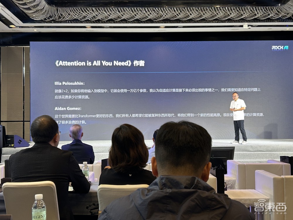 國產(chǎn)非Transformer大模型再升級(jí)！押注群體智能，落地五大硬件，性能跑贏Llama 3