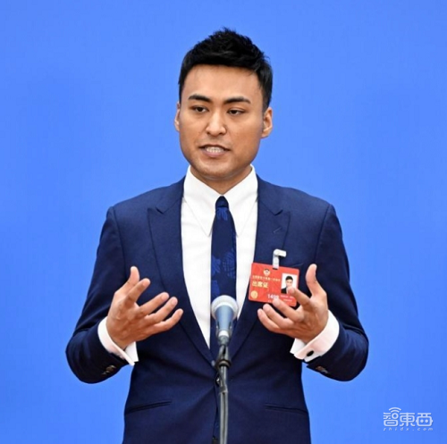 DeepSeek被点名表扬!17位两会代表热议AI,电车牌换配色赢网友狂赞