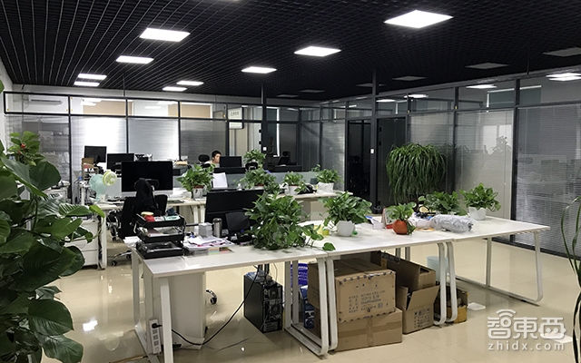 史上最“草根”自动驾驶团队:40人花400万造出三款无人车