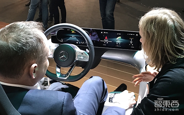 奔馳搭臺授課寶馬圈地跑無人車，MWC汽車科技大起底