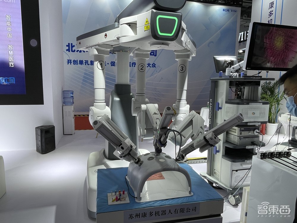 邓丽君现场“复活”!130只机器狗群舞,世界机器人大会7大亮点揭秘