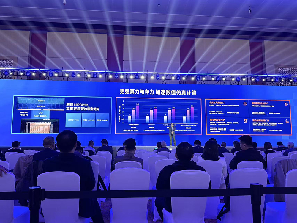 陈立武讲中文!英特尔中国区董事长亮相,晒AI“全家福”