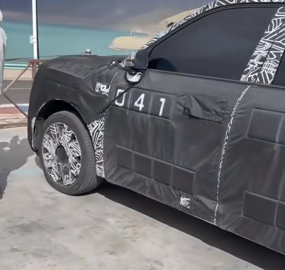 小米第三款车要来了！雷军胡峥楠亲赴新疆试车，多张谍照曝光