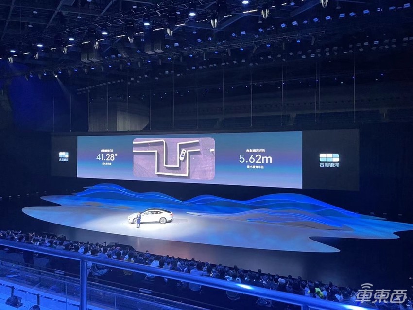 17.58万元起售！吉利银河E8配备1.13米超长中控屏幕，年内推出城市通勤NOA