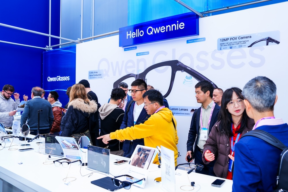 直面Meta，千问AI眼镜MWC全球发布展台“挤爆”！全能AI助手硬控老外