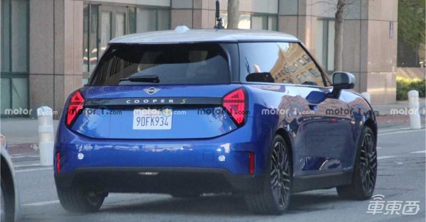 宝马MINI Cooper EV内饰曝光！取消传统仪表盘，延续圆形中控设计