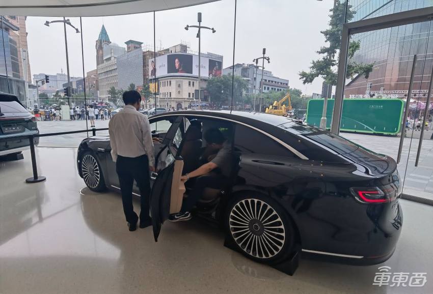 谁在看享界S9?实探北京两家门店,中年老板居多,家庭客户热情不高