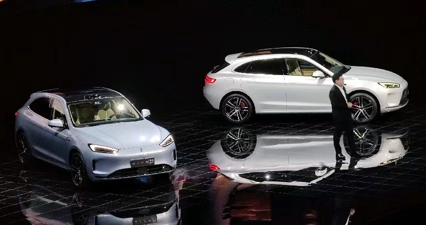 余承东再发两款新车，拳打特斯拉，脚踢理想，真的行吗？