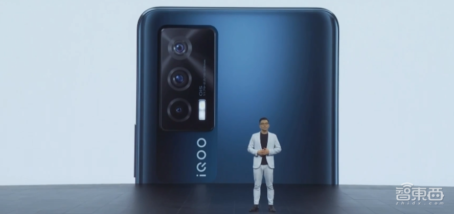 给手机加块“显卡”?换一种思路死磕性能,iQOO Neo5 2499元起