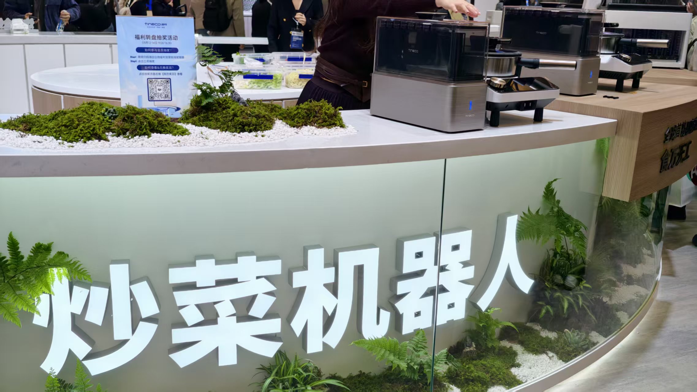 暴走两万步逛遍中国版CES!AI养龙虾、人形机器人火爆,追觅手机上手