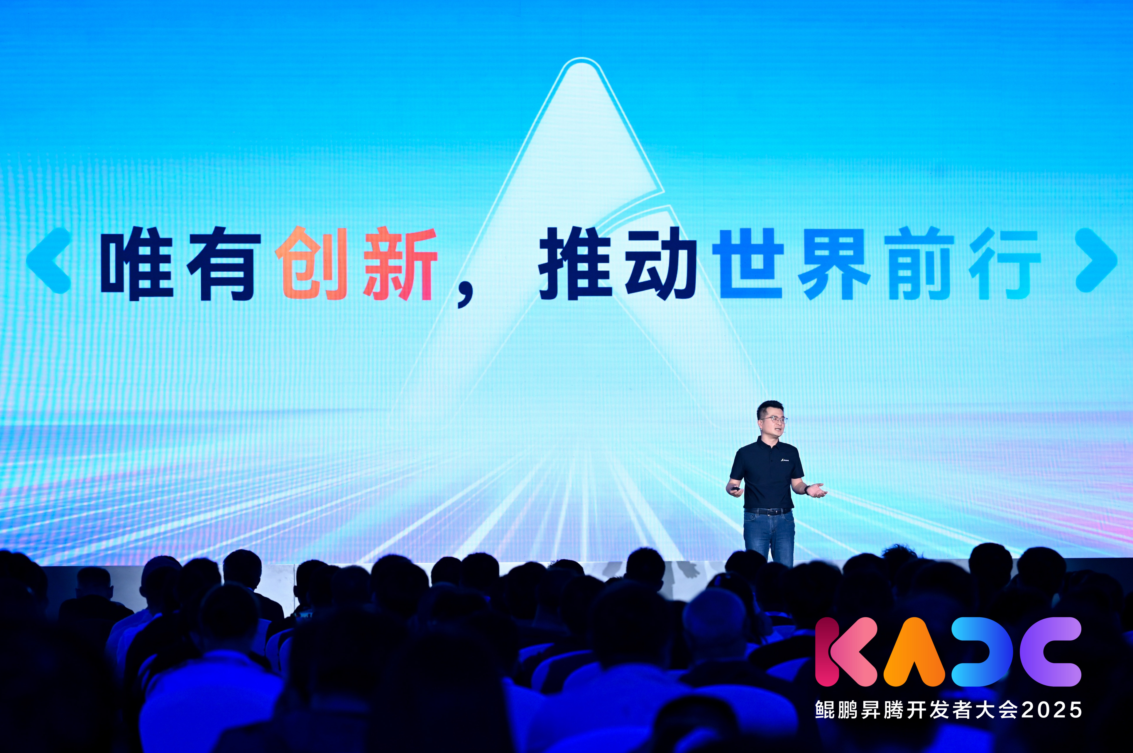 一手生态开放，一手技术突围，昇腾CANN成中国AI创新底座