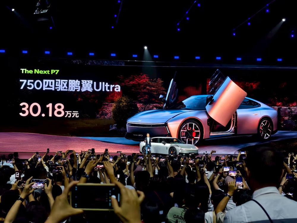 何小鹏像素级致敬雷军!全新P7赛道刷圈超SU7,送黄金车标,21.98万开卖