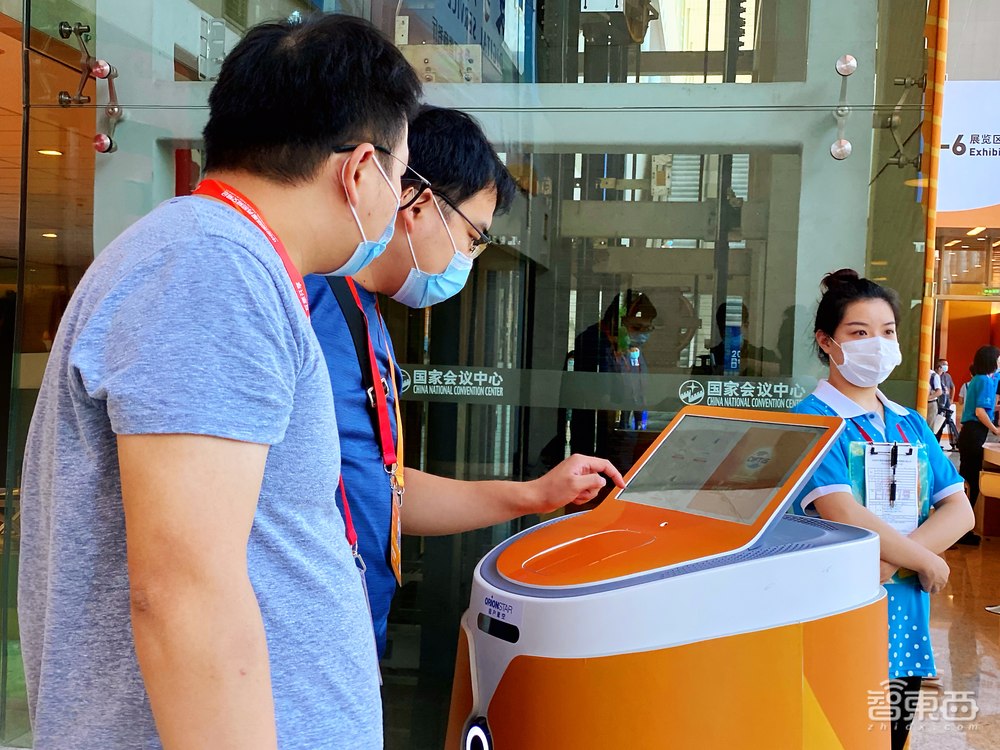 中关村论坛、服贸会中的机器人志愿者背后：落地20+行业场景，让机器人“真有用”