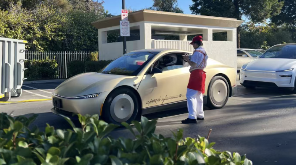 马斯克剧透特斯拉四款AI芯片！无人出租拿掉方向盘明年量产，即将国内首秀