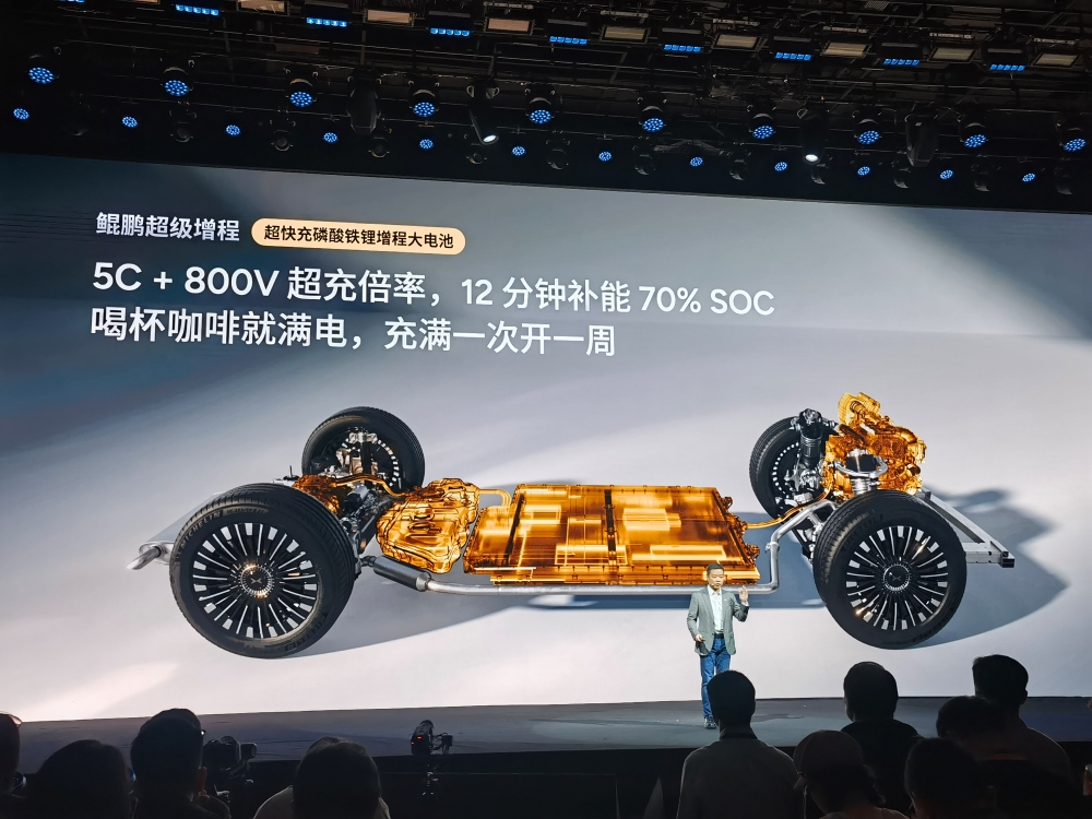 小鹏X9增程版预售35万起！何小鹏感慨不再是纯电车企，现场拆机器人