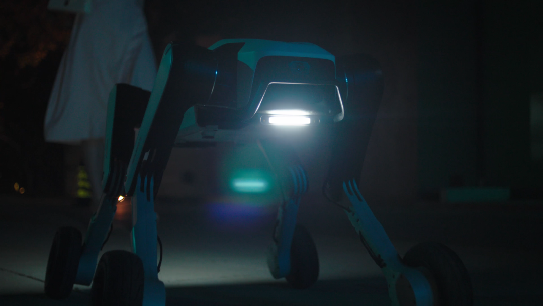 7499元行业冰点价!越疆发布全球首款家庭智能体机器人,首日预定超5000台