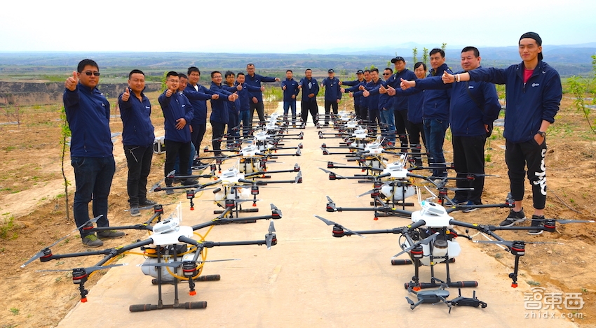 特写:无人机下乡三年 海归植保队征服5万亩果园