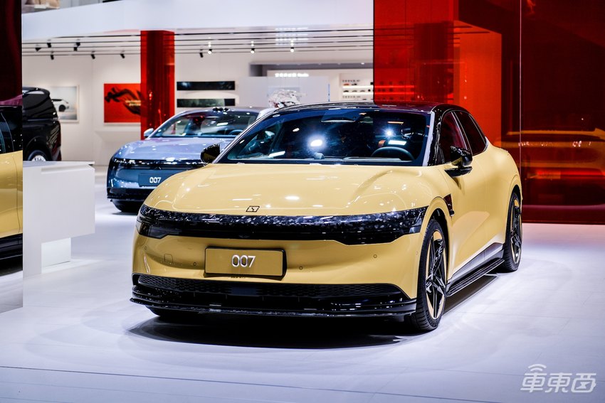 极氪MIX全球首秀,极氪全系车型亮相北京车展,全球首发浩瀚-M架构