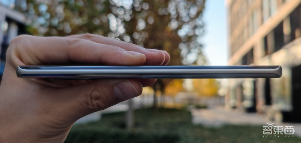 realme数字旗舰首次回国,首发体验“超大杯”,屏幕、拍照亮眼