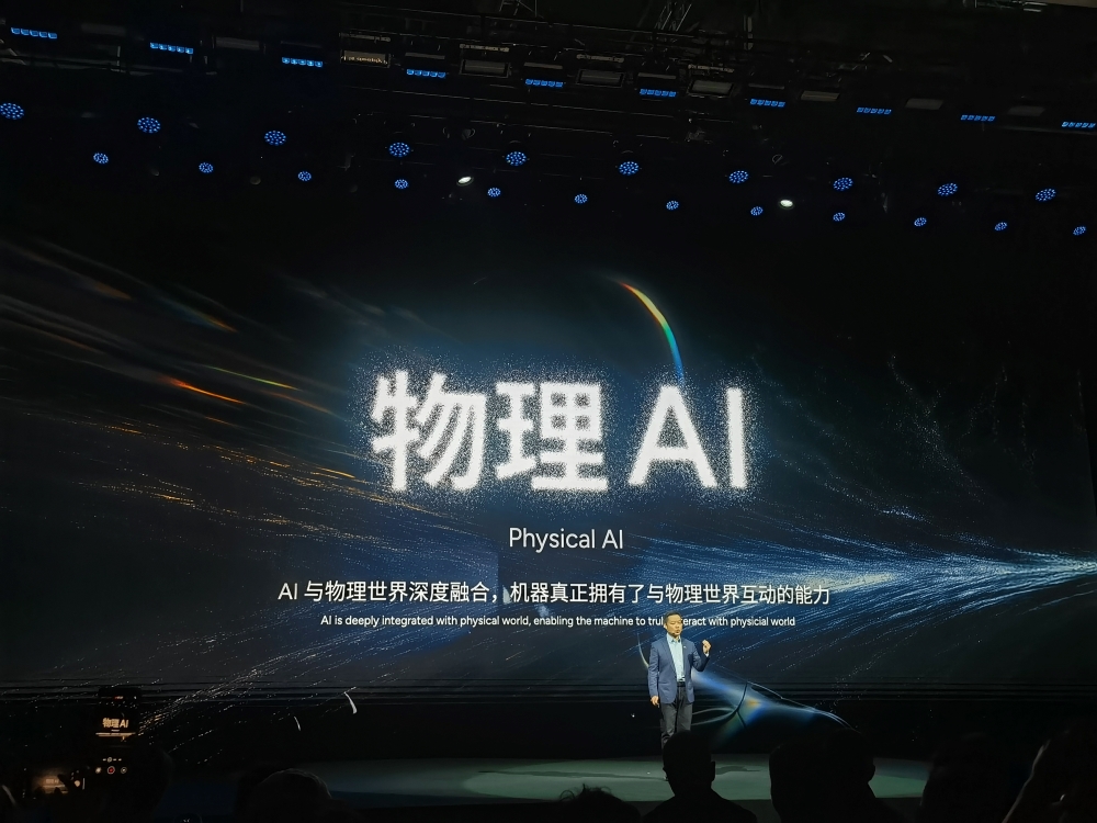 何小鹏连发四大黑科技!人形机器人走猫步上台,用户能买到的L4车型来了