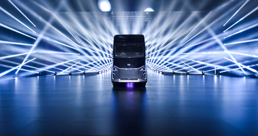 今晚，百度下场打造的首款智能重卡亮相！