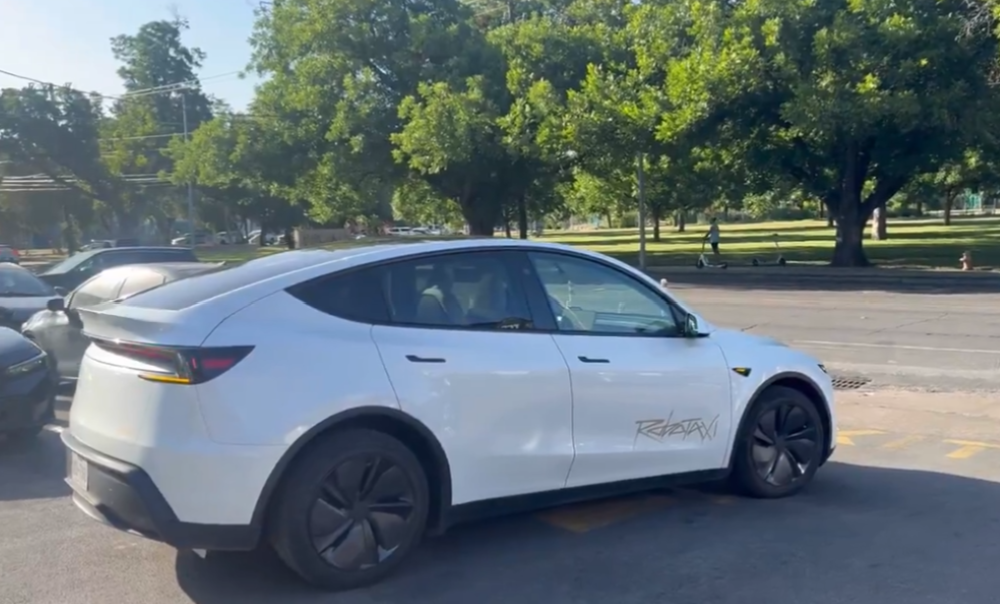 马斯克官宣：Robotaxi革新点将落地FSD，传私家车将接入，已成立专门团队