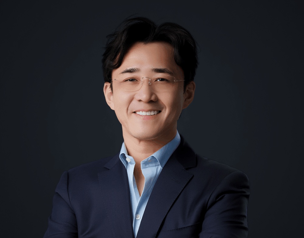 被黄仁勋看中,曾辍学挖矿的他,拿下3000亿AI算力大单,把公司估值做到2300亿