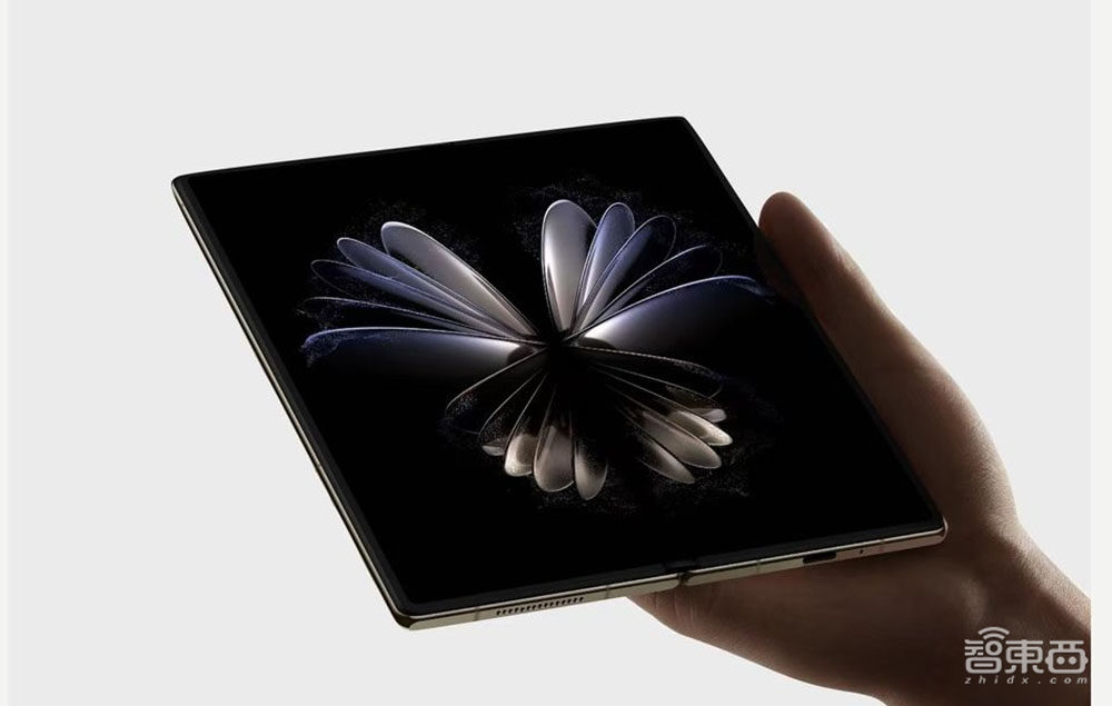 雷军亮出造车大招，和小米人形机器人玩自拍，自曝30年创业“黑历史”