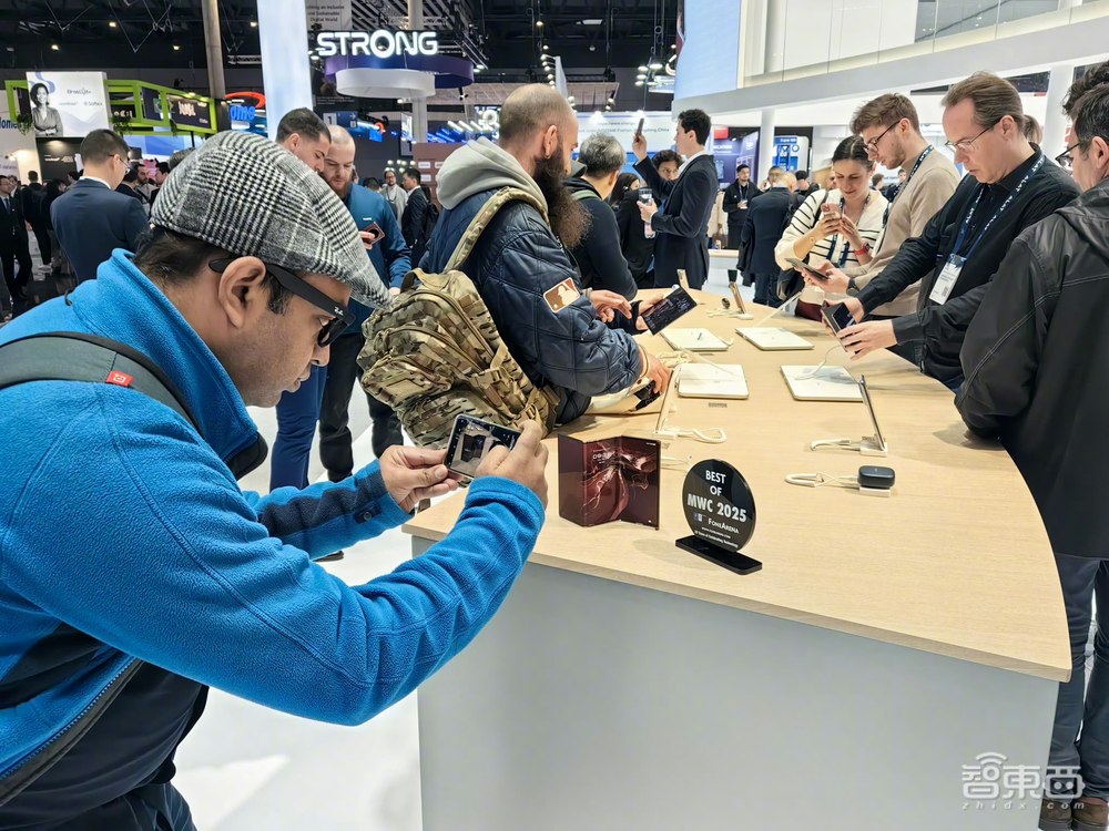 AI爆火MWC！AI OS席卷手机PC，国王点赞荣耀华为，中国企业霸场