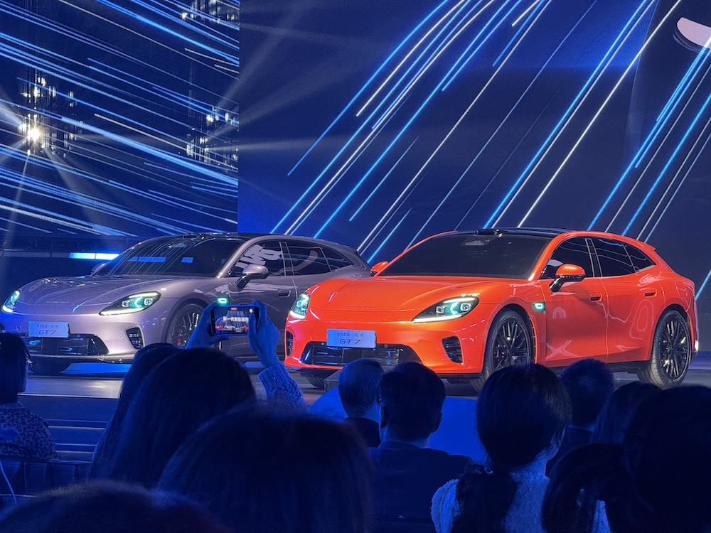 华为“境”字辈第一车来了！十大黑科技满身名牌，年内还有新车要发